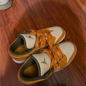 Nike jordan low ducks Kids Shoes in Orange and Cream